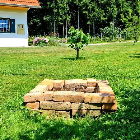 Turisticna Kmetija Hisa Ob Gozdu Pri Ptuju Nyaraló *